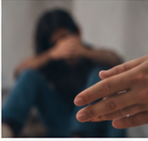 Persona abatida y una mano que se le ofrece
