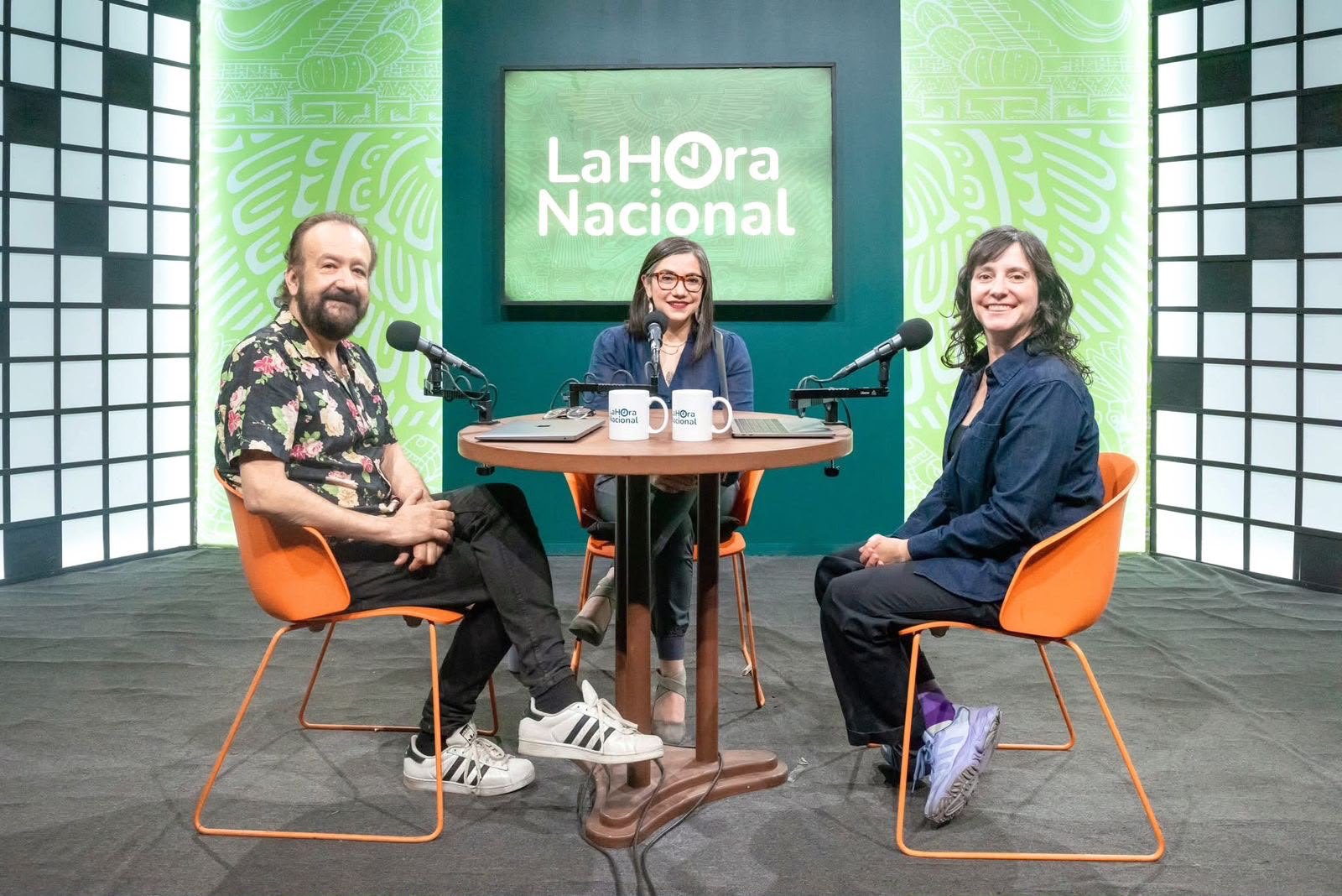 La Dra. Cruz Gómez habla ante un micrófono en una cabina de radio